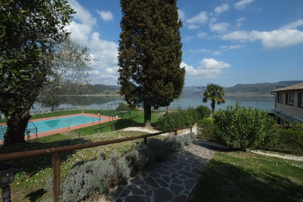 La Penisola Hotel Baschi Exterior photo