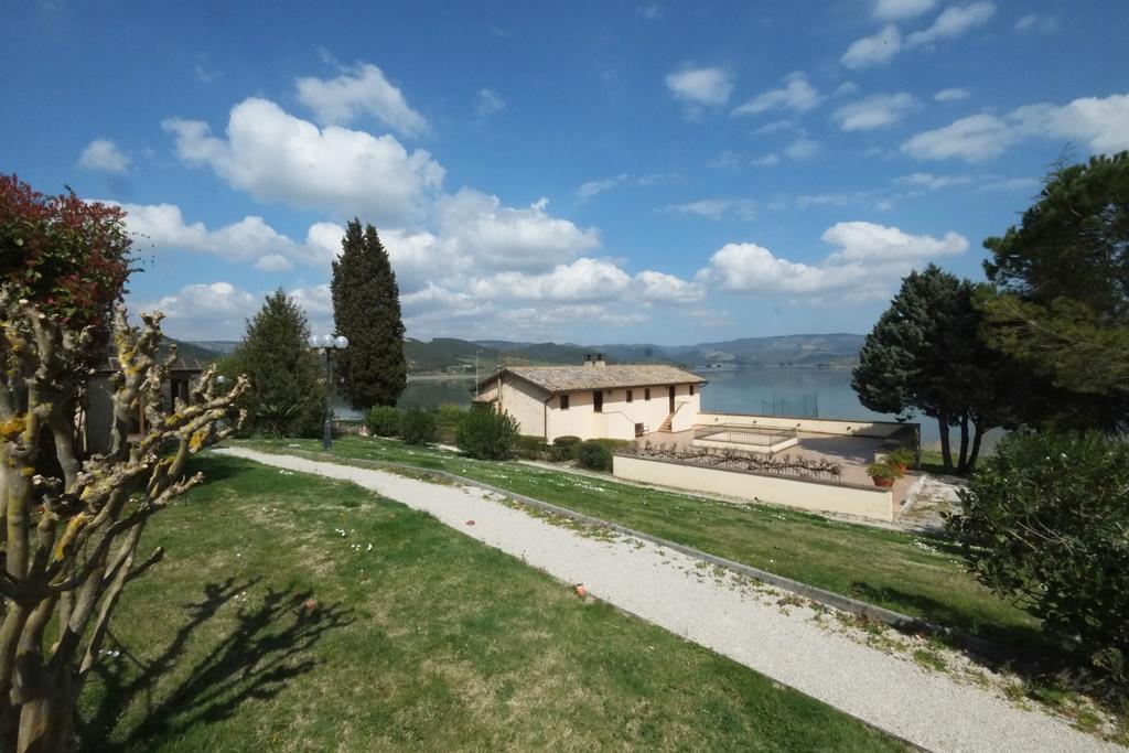 La Penisola Hotel Baschi Exterior photo