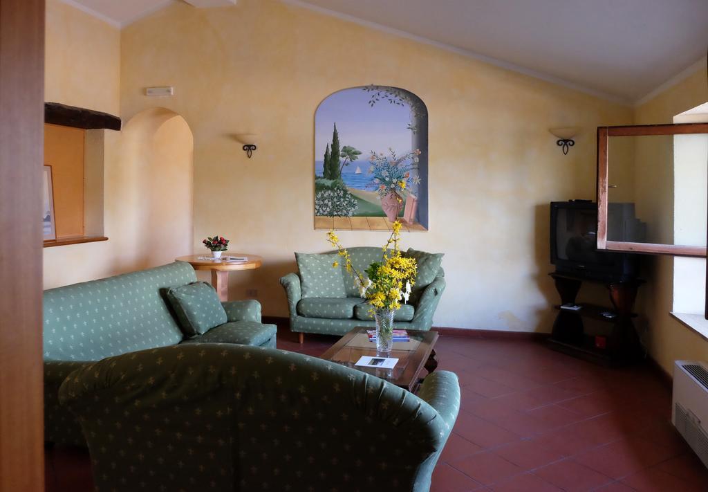 La Penisola Hotel Baschi Exterior photo