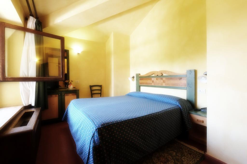 La Penisola Hotel Baschi Exterior photo