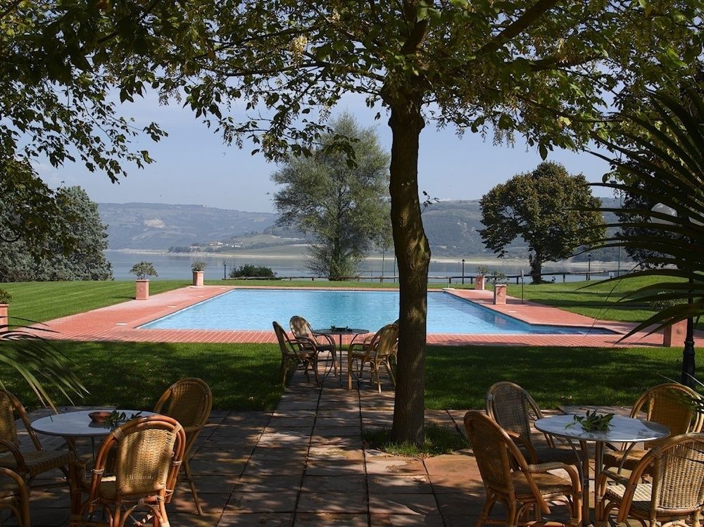 La Penisola Hotel Baschi Exterior photo