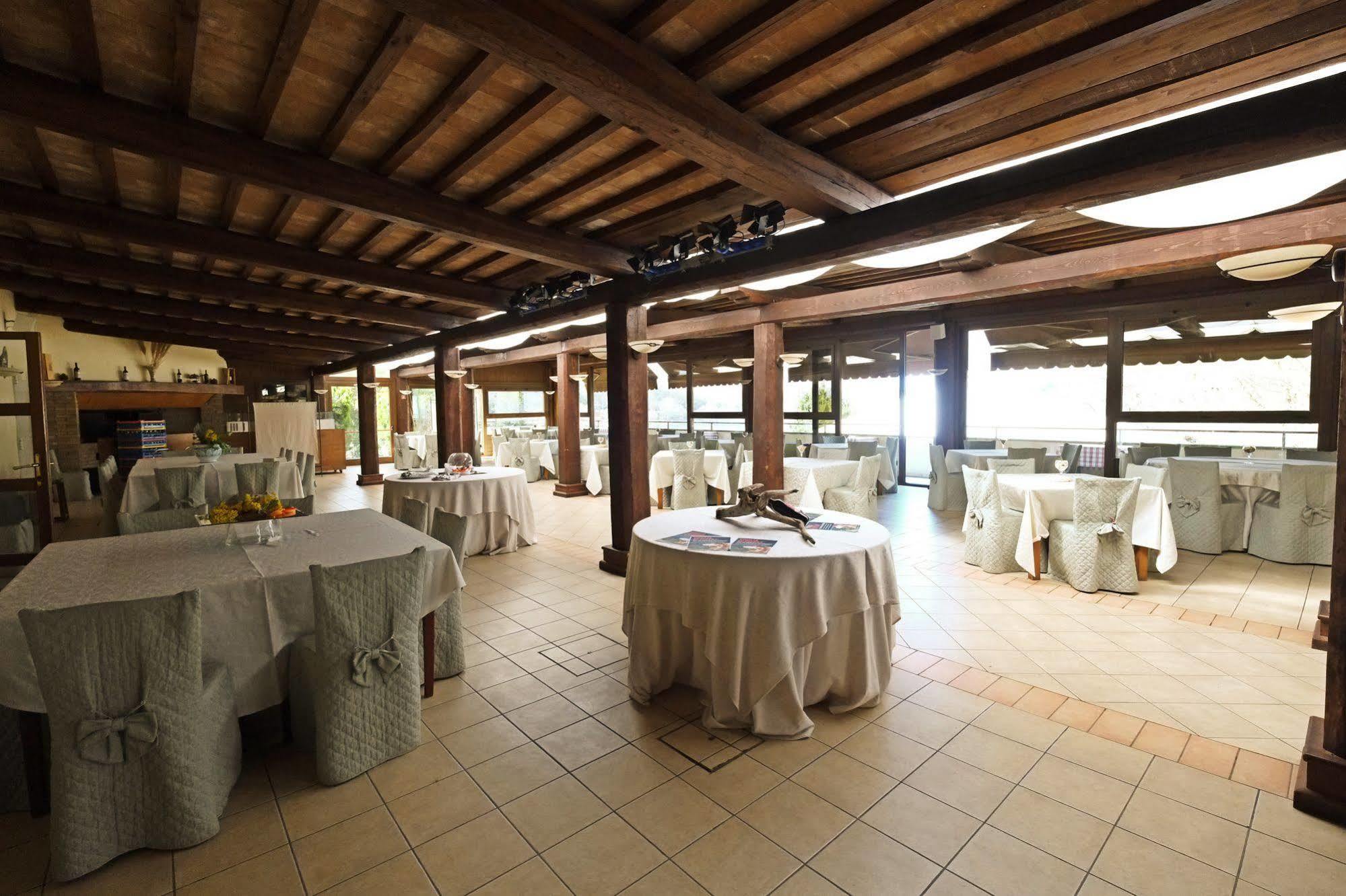 La Penisola Hotel Baschi Exterior photo